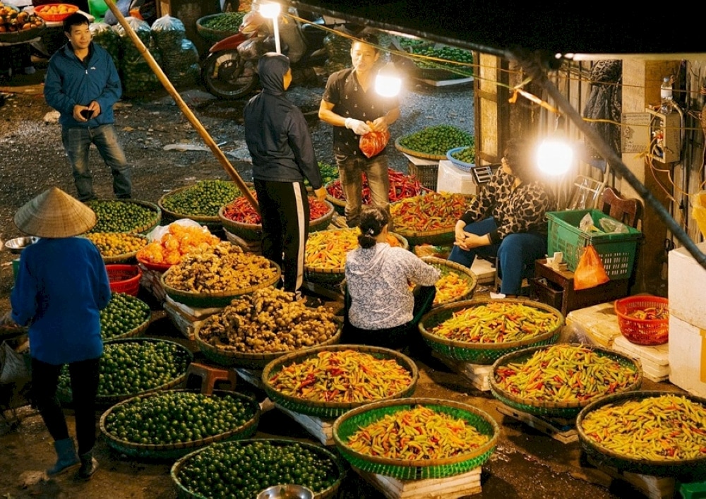 Long Bien 시장 (롱비엔 시장)*에는 다양한 신선한 현지 농산물이 있습니다